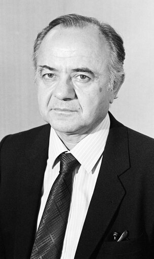 Fotografija 2: Portrait of the MEP Nikolaos VGENOPOULOS in November 1981.