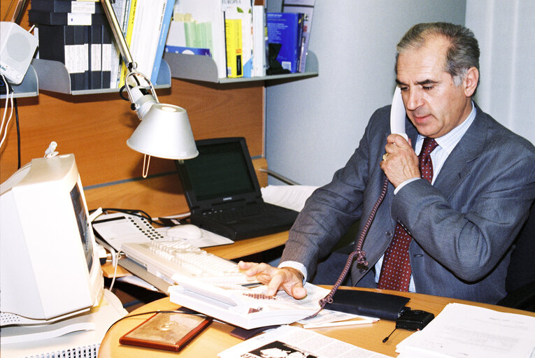 Fotografi 4: Portrait of MEP Giacomo SANTINI in his office in Brussels