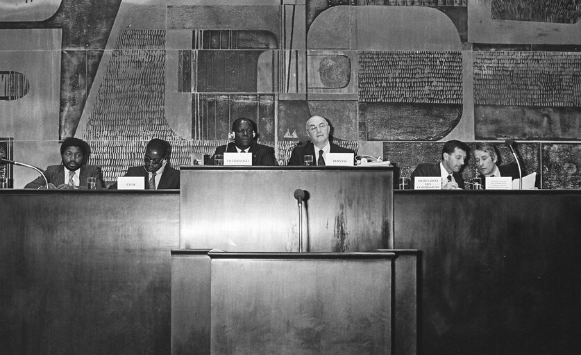 Foto 12: Kadre Desire OUEDRAOGO and Giovanni BERSANI during the rrrAfrican Caribbean and Pacific group of states dialogue with Europe on the 31th of October 1979 in Luxembourg