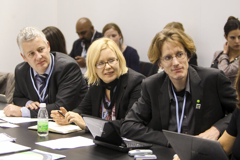 Fotó 25: Matthias Groote European Parliament Head of Delegation, Ulriikka Aarnio and Jan Kowalzig in a meeting of European Parliament Delegation with NGOs during the United Nations Climate Change conference in Doha, Qatar, Tuesday, Dec.4, 2012.