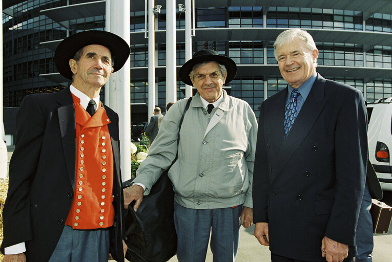 Fotagrafa 2: The MEP Liam HYLAND meets with farmers in Strasbourg in October 1999.