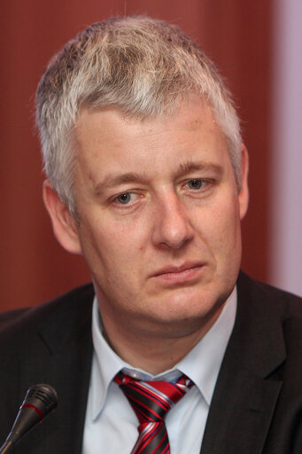 Fotografia 11: Matthias Groote European Parliament Head of Delegation is seen during a meeting of European Parliament Delegation with Ryutaro Yatsu (vise-minister for global environment affairs, ministry of the environment,japan) during the United Nations Climate Change conference in Doha, Qatar, Friday, Dec.7, 2012 (Photo/mohamed farag)