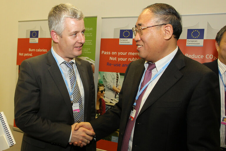 Fotó 21: Matthias Groote European Parliament Head of Delegation, on the left, shakes hands with Xie Zhenhua ( minister,vice chairman of the national development and reform commission,china ) during the United Nations Climate Change conference in Doha, Qatar, Thursday, Dec.6, 2012