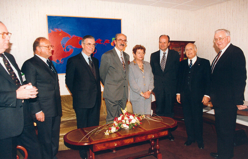 Fotogrāfija 13: Italian President makes an official visit to the EP in Strasbourg in November 1993