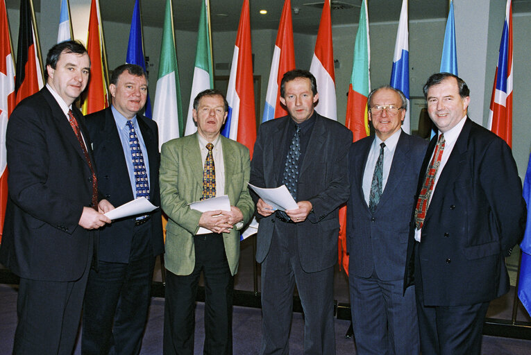 Photo 7 : Irish MEPs receive the proposals of the IFA for the reform of the CAP