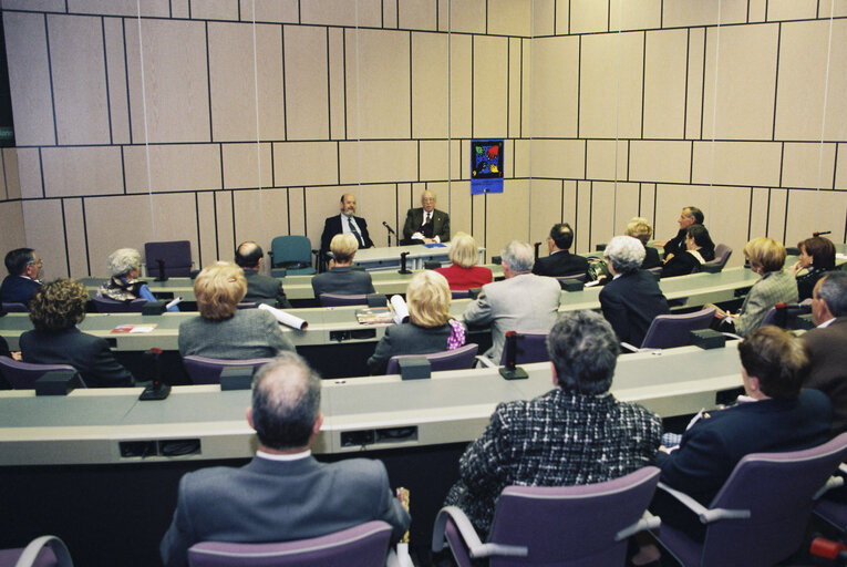 Foto 4: EP President and MEP Carlos ROBLES PIQUER meet with a visitors group in Strasbourg