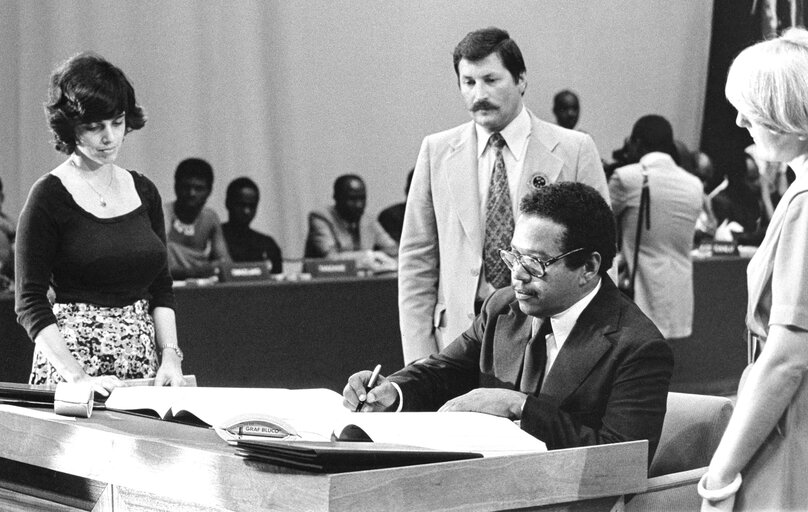 Signature of the new CEE/ACP convention in Lome between M.ST. JOHN, Barbados Ambasador and the ACP President on the 31st of October 1979