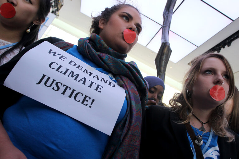 Foto 9: Activists protest to demand climate justice during the United Nations Climate Change conference in Doha, Qatar, Friday, Dec.7, 2012 (Photo/mohamed farag)