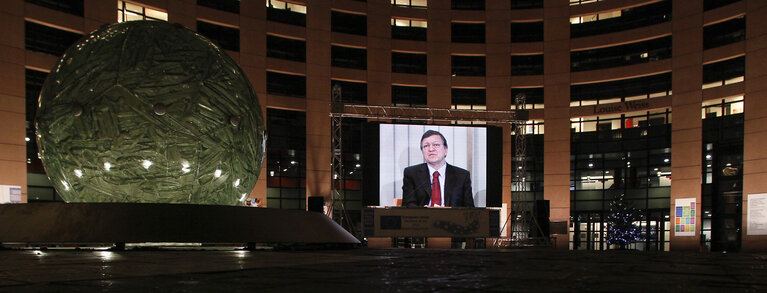 Nobel Peace Prize 2012 - Giant screen broadcasting the ceremony in the LOW courtyard at the EP in Strasbourg