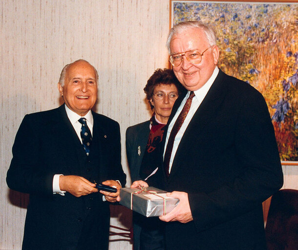 Foto 12: Italian President makes an official visit to the EP in Strasbourg in November 1993