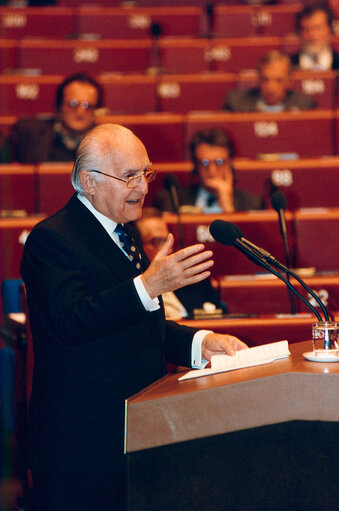 Photo 11: Italian President makes an official visit to the EP in Strasbourg in November 1993