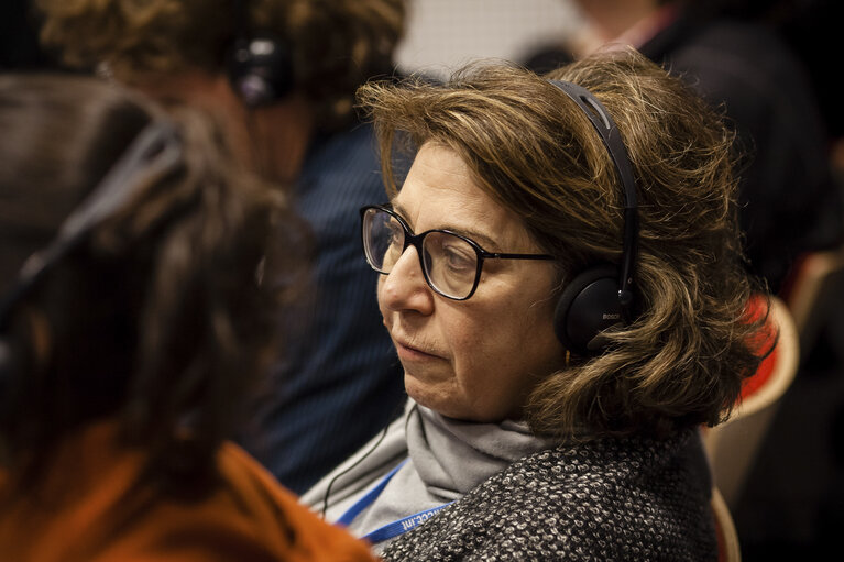 Fotografie 36: POLAND, WArsaw: Corinne LEPAGE (ALDE) is seen listening during EC-GLOBE-EP side event: Where is action taking place to address climate change in the run-up to the UN Leaders Summit