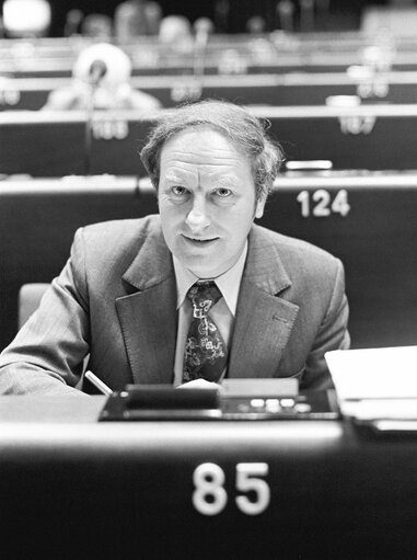 Fotografija 5: The MEP Gordon J. ADAM during a session in May 1981.