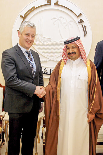 Fotografia 19: Matthias Groote European Parliament Head of Delegation, on the left, shakes hands with Saqr Al - Meraikhi, Chair of the Services and Public utilities committee of Shura Council during the United Nations Climate Change conference in Doha, Qatar.