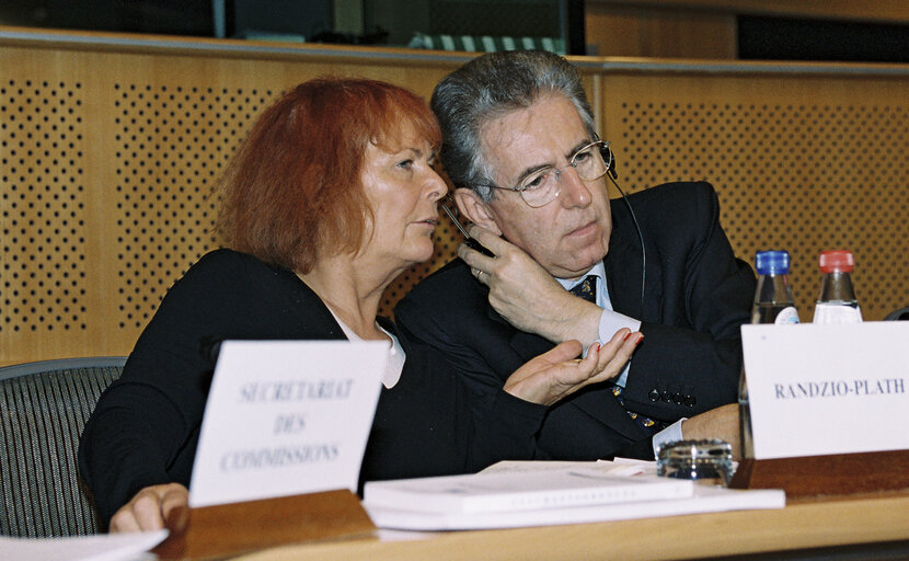 Fotogrāfija 4: The MEP Christa RANDZIO-PLATH and Mario MONTI, European Commissioner during a meeting in Brussels on October 1999.