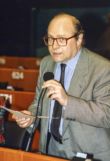 Fotografie 2: POMPIDOU Alain in the hemicycle of the European Parliament in Strasbourg in March 1995