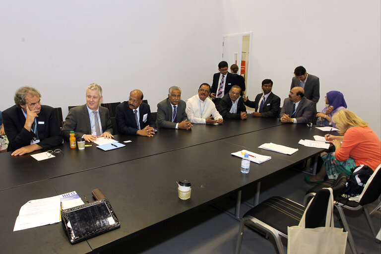 Foto 26: Karl Heinz Florenz and Matthias Groote European Parliament Head of Delegation in a meeting of European Parliament Delegation with Bangladeshi group during the United Nations Climate Change conference in Doha, Qatar, Thursday, Dec.6, 2012