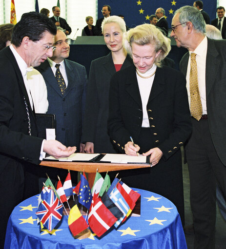 Foto 3: Signature of the Budget 2000