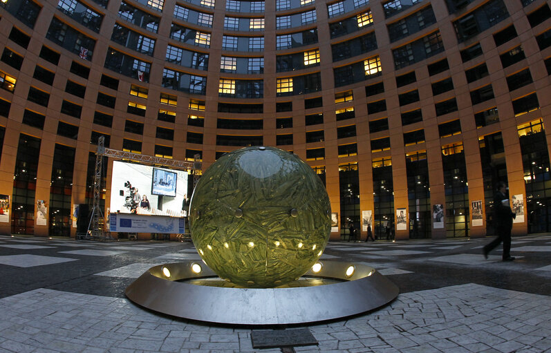 Nobel Peace Prize 2012 - Giant screen broadcasting the ceremony in the LOW courtyard at the EP in Strasbourg
