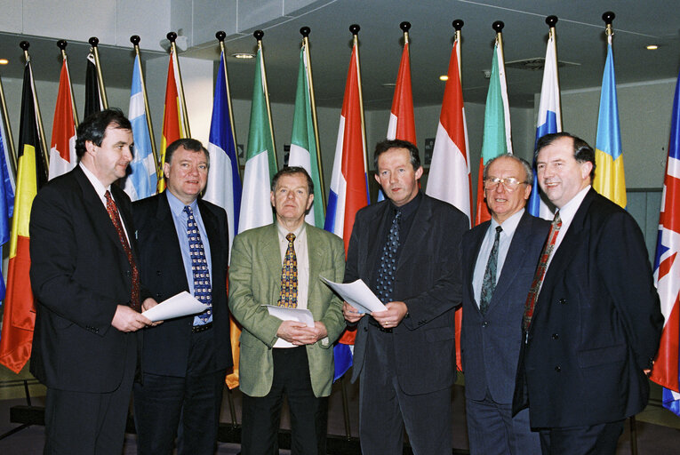 Photo 6 : Irish MEPs receive the proposals of the IFA for the reform of the CAP