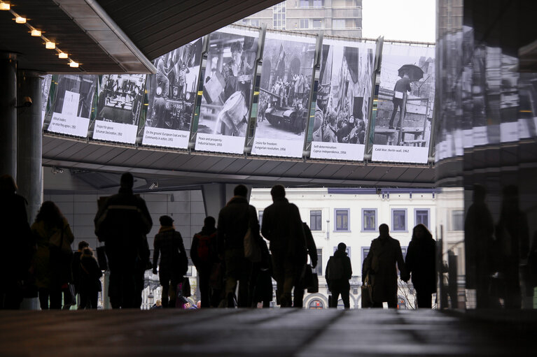 Photo 39 : Nobel Peace prize's ceremony broadcast set in front of the EP in Brussels.
