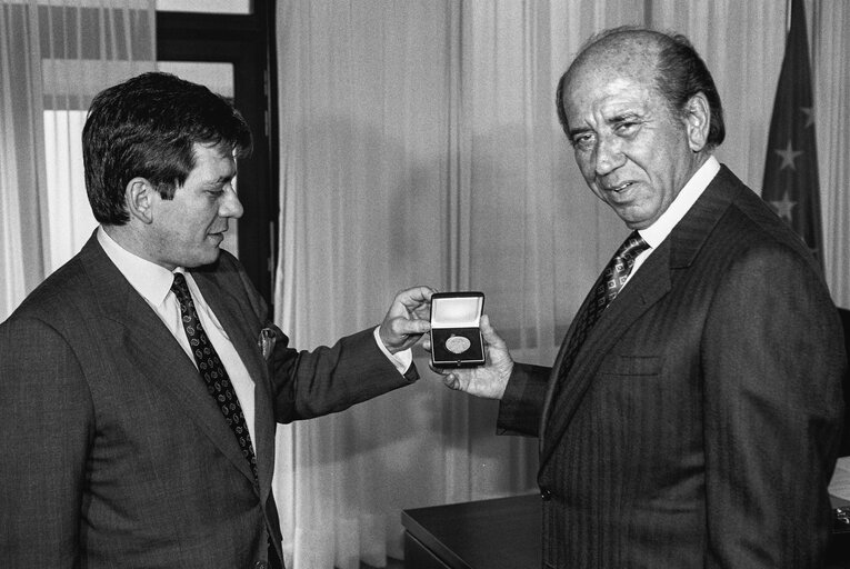 Photo 2: Enrique BARON CRESPO and Carlos ANDRES PEREZ, President of Venezuela on the 27th of April 1991 in Brussels