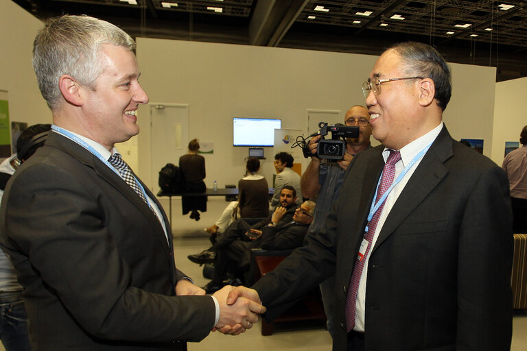 Fotó 23: Matthias Groote European Parliament Head of Delegation, on the left, shakes hands with Xie Zhenhua ( minister,vice chairman of the national development and reform commission,china ) during the United Nations Climate Change conference in Doha, Qatar, Thursday, Dec.6, 2012