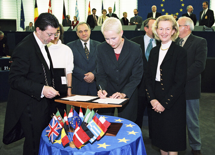 Fotagrafa 4: Signature of the Budget 2000