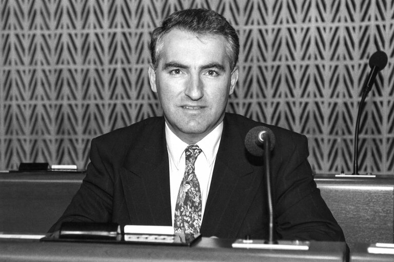 Fotografie 3: PINXTEN Karel in the hemicycle of the European Parliament in Strasbourg in May 1991