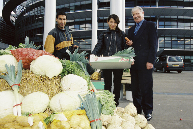 Foto 3: The MEP Liam HYLAND meets with farmers in Strasbourg in October 1999.