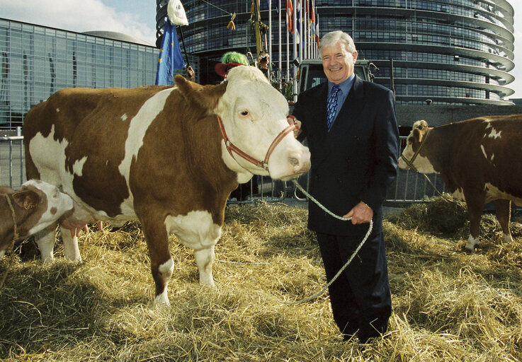 Foto 6: The MEP Liam HYLAND meets with farmers in Strasbourg in October 1999.