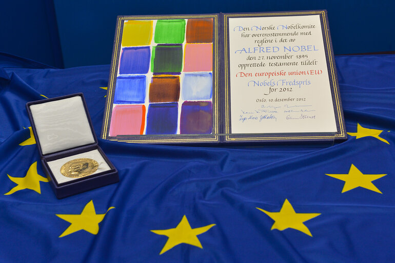 Fotografie 2: Medal and diploma of the Nobel peace Prize