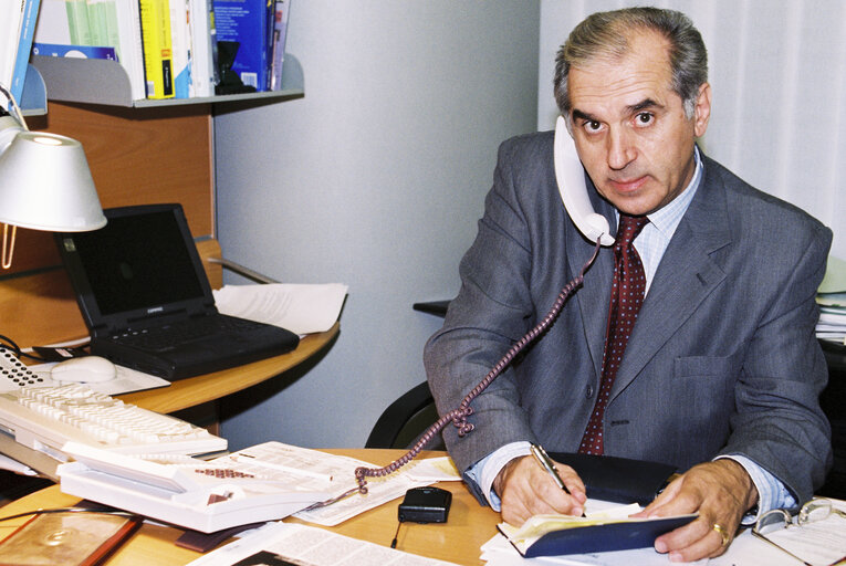 Fotografi 5: Portrait of MEP Giacomo SANTINI in his office in Brussels