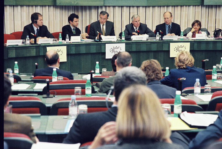 Jo LEINEN, Alain LAMASSOURE, Michel BARNIER, Andrew DUFF, Monica FRASSONI during a meeting on the European Constitution in Srasbourg in October 1999.