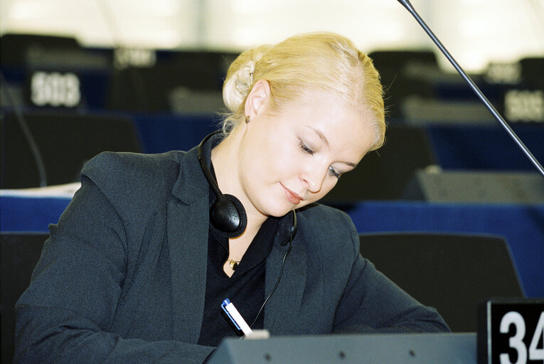 Foto 6: The MEP Piia-Noora KAUPPI during a session at the European Parliament of Strasbourg in November 1999.