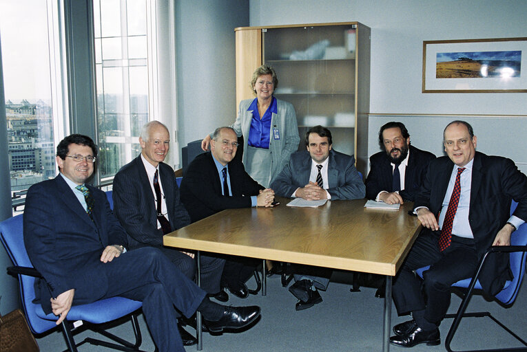 Fotografija 7: The MEPsPetr ROMAN and Jose Maria GIL-ROBLES GIL-DELGADO EP President during a meeting in Brussels in October 1999.