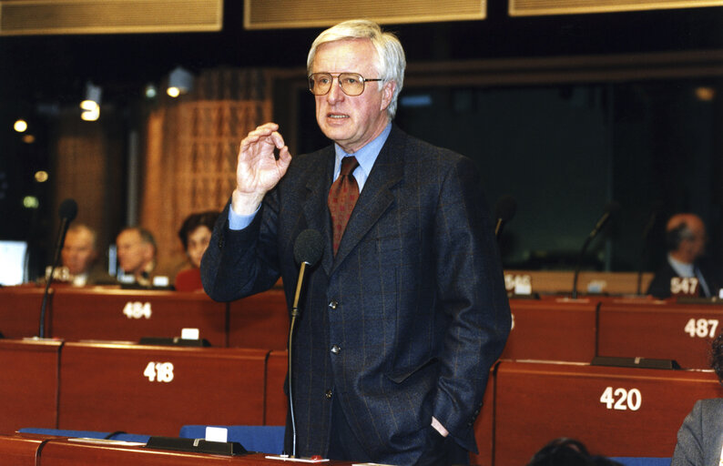 Zdjęcie 4: Hartmut Nassauer standing in the hemicycle of the European Parliament in Brussels in February 1995