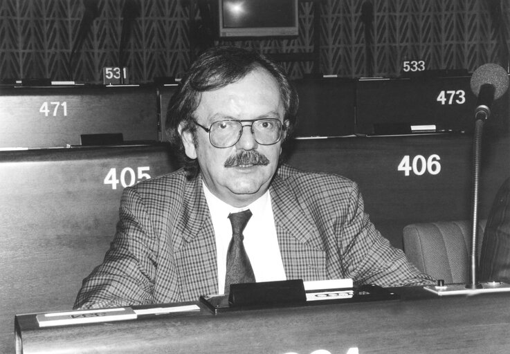 Fotografia 3: ROTHLEY Wili  in the hemicycle of the European Parliament in Strasbourg in March 1990