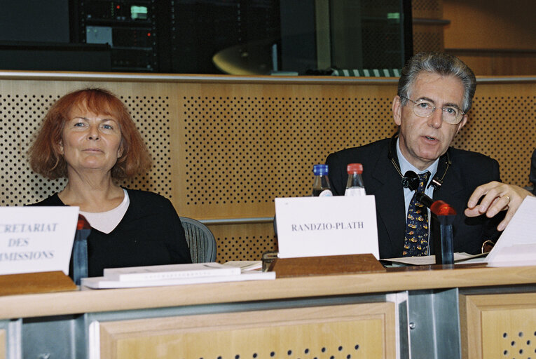 Fotografie 1: The MEP Christa RANDZIO-PLATH and Mario MONTI, European Commissioner during a meeting in Brussels on October 1999.