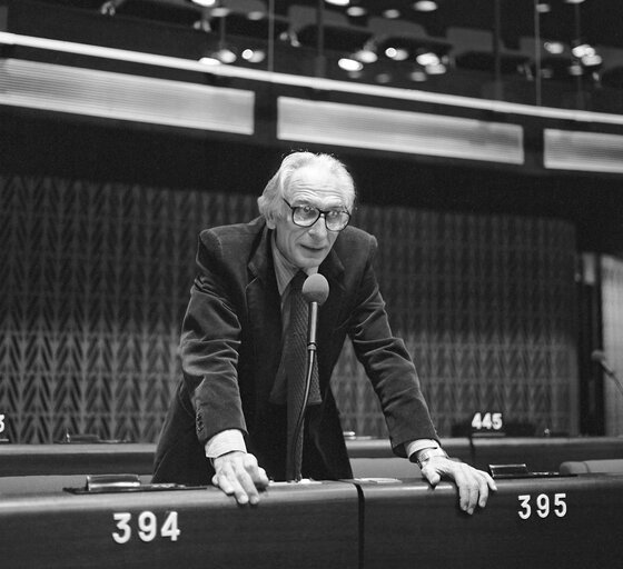 Fotografija 6: The MEP Marco PANNELLA during a session in Strasbourg in November 1981.