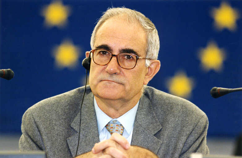 Foto 3: Joan Colom I Naval sitting in the hemicycle of the European Parliament in Strasbourg in october 2000