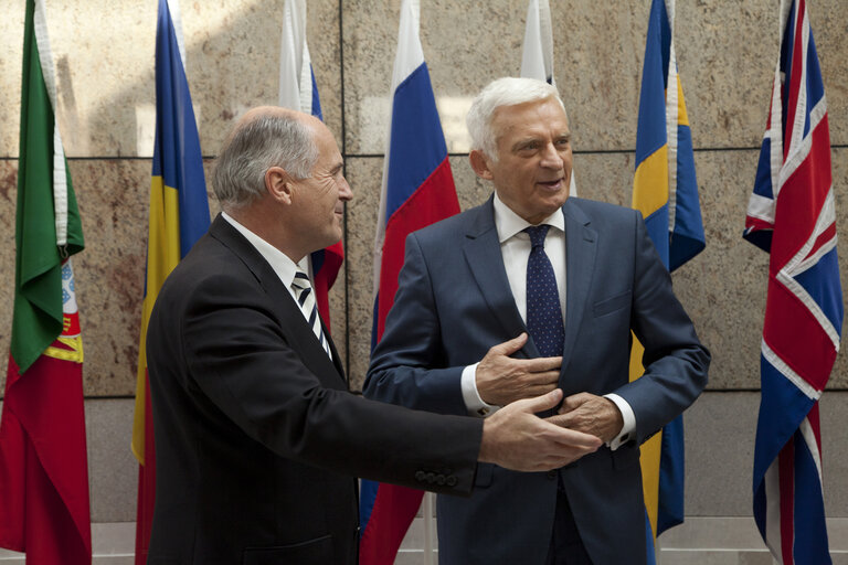 Photo 21 : President of the European Parliament Jerzy Buzek (R) poses for a picture with Valantin Inzko, Hight Resresentative for Bosnia and Herzegovina, prior to their meeting in Sarajevo