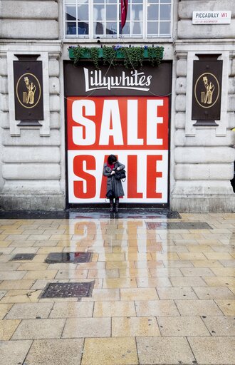 Foto 6: For sale signs in the streets of London indicate the great impact the EU financial crisis is having on businesses and people in the UK.