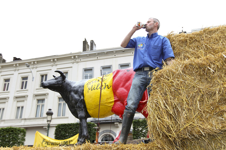 Fotografie 9: Milk producers of the European Milk Board protest in front of the European Parliament to draw attention to the pressing problems of the milk market.