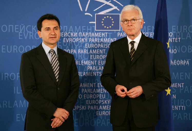 Φωτογραφία 4: Hans Gert POETTERING  - EP President meets with Bozidar DJELIC, Vice-President of the Serbian government, in Brussels