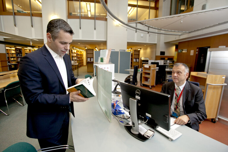 Fotografija 5: MEP Alexander ALVARO in the EP library in Brussels for the library's promotion