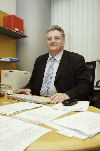 Valokuva 4: Nicolae Vlad POPA MEP in his office in the EP in Brussels