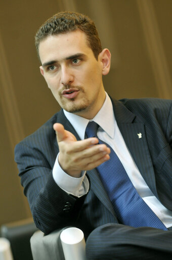 Fotografija 3: Interview with MEP Magor Imre CSIBI at the EP in Brussels.