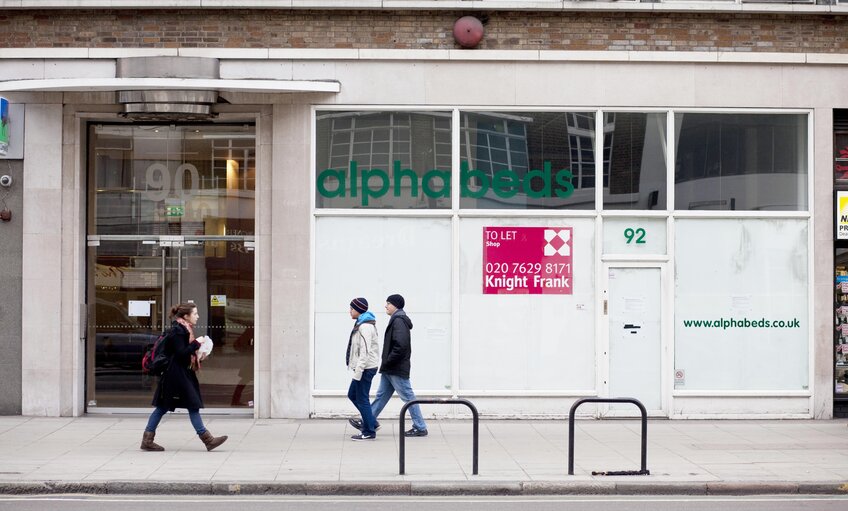 Φωτογραφία 5: For sale signs in the streets of London indicate the great impact the EU financial crisis is having on businesses and people in the UK.