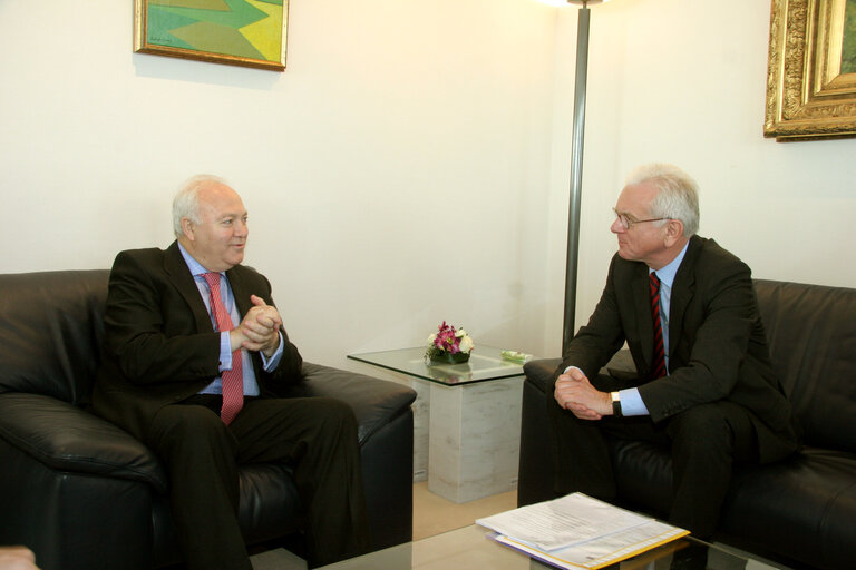 Fotografie 2: EP President meets with Miguel Angel MORATINOS, Spanish Minister for Foreign Affairs, in Brussels